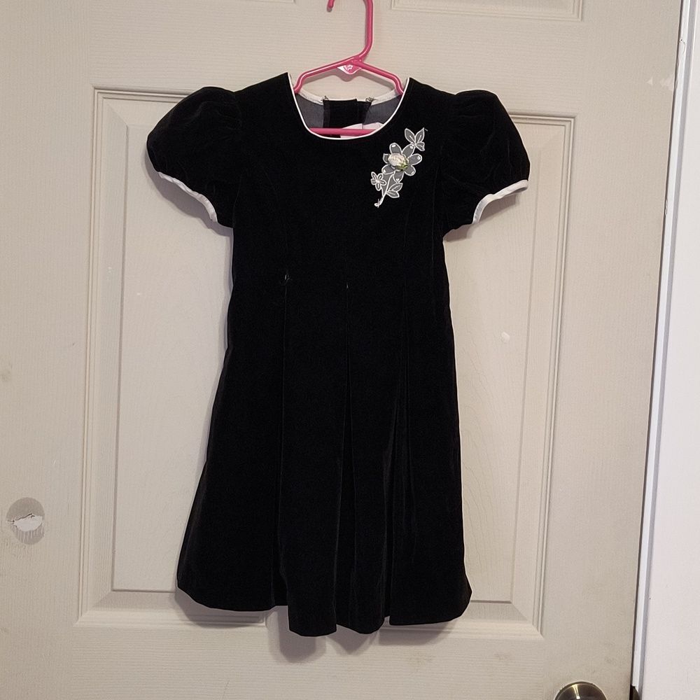 Vintage Rose Cottage Black Velvet Pleated Dress Size 5 Floral Lace Accent